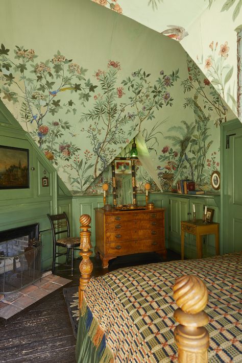 Tour a Historic New England House That's Inspired Generations of Designers – Frederic Magazine Zuber Wallpaper, New England House, England House, Historic New England, Green Walls, Chinoiserie Wallpaper, Vintage Life, Dream House Decor, Bed Room