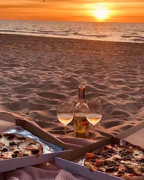 Wine On The Beach, Pizza On The Beach, Dream Dates, Romantic Date Night Ideas, Picnic Inspiration, Cute Date Ideas, Beach Date, Dream Date, Romantic Picnics