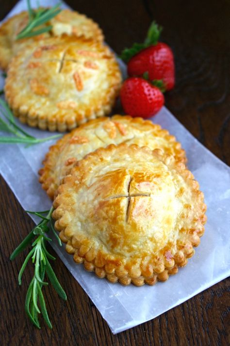 Make a batch of Ham & Havarti Hand Pies with Rosemary-Mustard Aioli to impress those you love! They're loaded with great ingredients! British Hand Pies, Hand Pies Recipes Savory, Hand Pies Recipes, Mustard Aioli, Small Pies, Hand Pies Savory, Savory Tarts, Hand Pie Recipes, Savory Pies