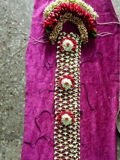 Bridal Pula Jeda, Pulla Jeda For Bride, Pola Jada For Bride, Poola Jadalu Bridal Hairstyles, Bridal Poola Jada Models Latest, Flower Jadai For Seemantham, Flower Jadai For Marriage, Pulla Jada For Bride With Flowers, Pulajada Designs For Wedding