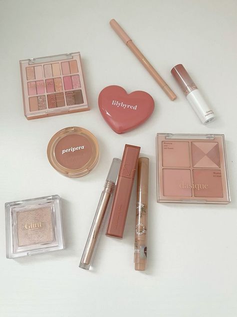 Warm Tone Makeup Products, Warm Tone Makeup Korean, Korean Makeup Products Aesthetic, Warm Toned Makeup, Warm Tone Makeup, Tone Makeup, Safe Makeup, Neutral Skin Tone, Minimalist Makeup