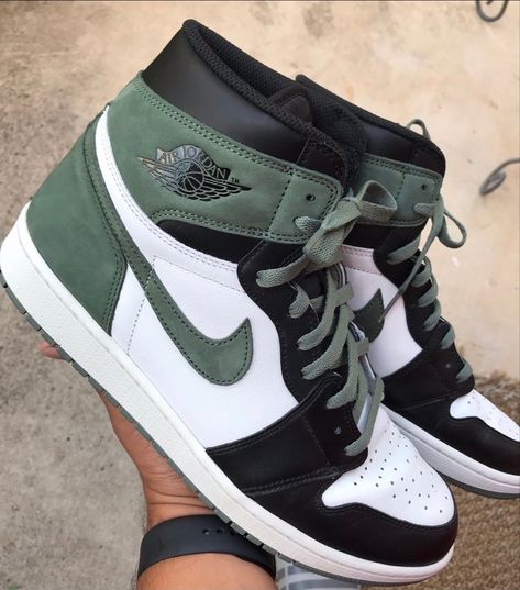 Jordan 1 Green, Nike Shoes Women Fashion, Pretty Sneakers, Nike Fashion Shoes, Cute Nike Outfits, Jordan Shoes Retro, Custom Nike Shoes, All Nike Shoes, Shoes Outfit Fashion