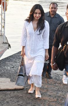 Celebs In Chikankari Kurtas, Chikan Kurta Woman, White Suit Ideas For Women Indian, White Kurti Pattern, Chikankari Outfit Ideas, Lucknowi Kurta Woman, Chickenkari Kurta With Jeans, Chikan Kurta Designs Women, White Lakhnavi Kurta Design