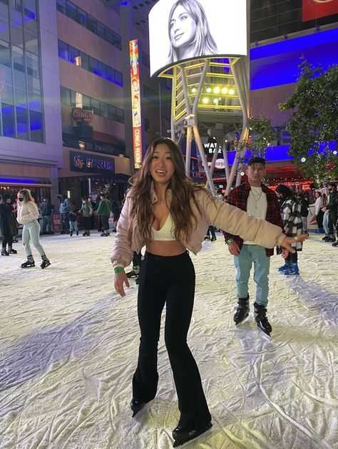 Outfits To Wear Ice Skating With Friends, Cute Ice Skating Outfit With Friends, Indoor Ice Skating Outfit With Friends, Ice Skating Outfit Inspo Casual, Fits For Ice Skating, Ive Skating Outfit, Cute Outfits For Ice Skating Date, Ice Staking Outfit, Outfits For Ice Skating Date