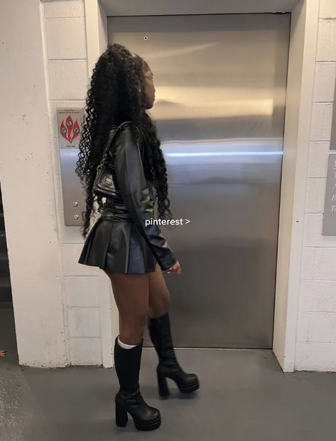 Black Skirt Outfit With Boots, Black Leather Boots Outfit Black Women, Leather Baddie Outfits, Fall Outfit Baddie, Boots And Skirt Outfit Black Women, Leather Skirt Outfits Black Women, Mini Skirt And Boots Outfit Black Women, Corset And Pleated Skirt Outfit, All Black Skirt Outfit Black Women