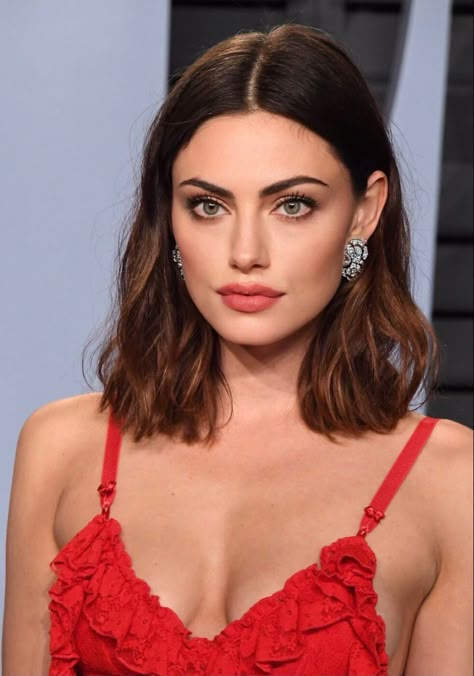 Celebrity Lob Haircut, Short Brown Hair Middle Part, Phoebe Tonkin Short Hair, Short Brunette Hair Round Face, Midi Cut Haircuts, Chestnut Brown Short Hair, From Long To Short Hair Before And After, Curve Cut Hair 2023, Lob Wedding Hair