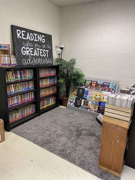 Classroom Library Set Up Elementary, Middle School Reading Nook, Reading Nook Classroom, Snoopy Classroom, 2024 Classroom, Classroom Library Organization, Teaching Classroom Decor, Class Themes, Teacher Vibes