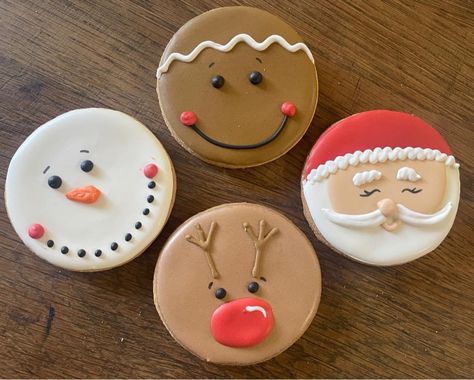 Circle Santa Cookies, Christmas Circle Cookies Decorated, Christmas Cookies Decorated Round, Round Christmas Cookies Royal Icing, Circle Cookie Decorating Ideas Christmas, Reindeer Christmas Cookies, Circle Christmas Cookies Decorated, Easy Christmas Sugar Cookies, Easy Christmas Cookies Decorating