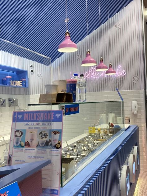 Retro Milkshake Bar, Milkshake Bar Interior, Milkshake Shop Design, Ice Cream Place Aesthetic, Milkshake Shop Interior Design, Milkshake Bar Ideas, Milkshake Business, Milkshake Restaurant, Ice Cream Shop Interior Design