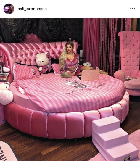 2000s Room Aesthetic Pink, Pink Y2k Room, Trashy Y2k Room, 2000s Room Decor, 2000s Bedroom, 2000s Room, Circle Bed, Trashy Mcbling, Y2k Bedroom