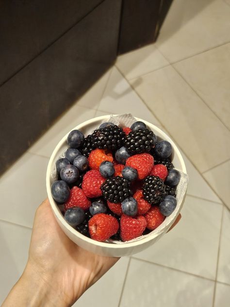 Berries Aesthetic, Bowl Of Berries, Pink Berry, Yummy Comfort Food, Snacks Recipes, Berry Bowl, Mixed Berries, Body Language, Healthy Snacks Recipes