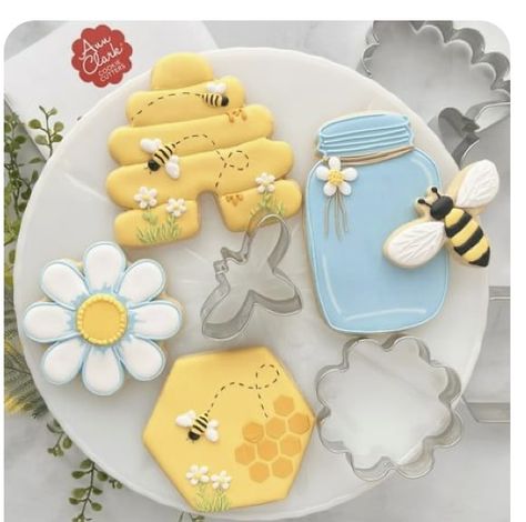 Bee Cookies Decorated, Oak Leaf Holly, Fondant Biscuits, Bee Birthday Theme, Bee Cookies, Craft Clay, Leaf Cookies, Creative Baking, Mommy To Bee