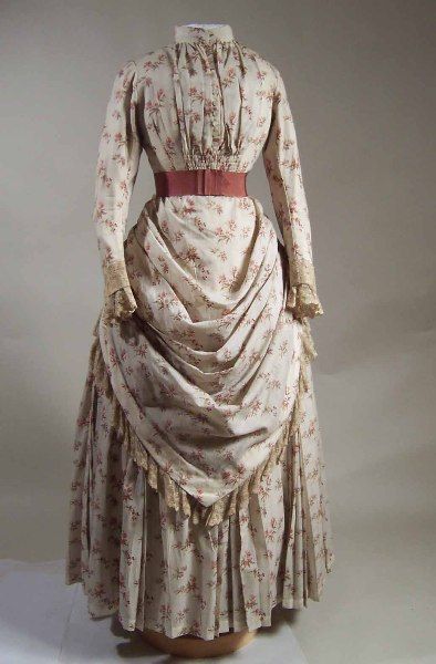 1887 extant gown, simple day dress but still elegant with a pleated front bodice, and solid color belt. 1880s Day Dress, Moda Steampunk, 1880s Fashion, 1890s Fashion, Manchester Art, 1800s Fashion, Aesthetic Dress, 19th Century Fashion, Period Outfit