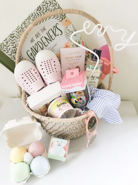 Easter Baskets 2024, Hamper Gifts, Creative Easter Baskets, Easter 2024, Birthday Basket, Kids Easter Basket, Toddler Food, Easter Photos, Kids Easter