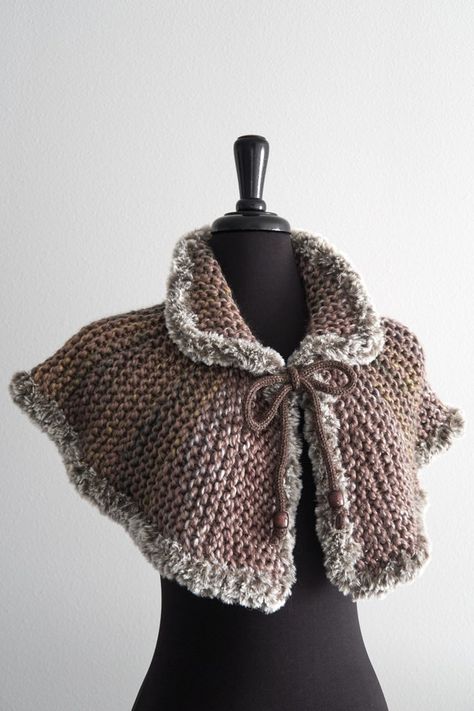 KnitsomeStudio - Etsy Italia Outlander Patterns, Wool Capelet, Capelet Pattern, Knitted Capelet, Outlander Knitting, Cord Ties, Wool Shawl, Taupe Color, Knitted Shawls