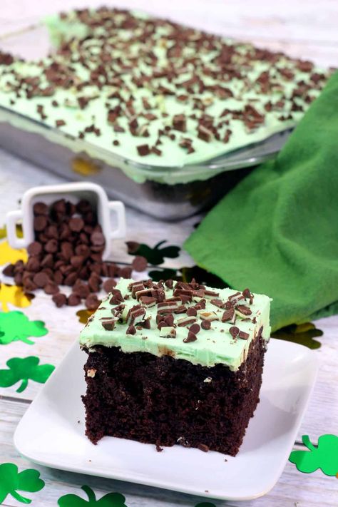 9x13 Cake Recipes, Mint Poke Cake, Cake 9x13, Mint Chocolate Desserts, Fudge Pudding, Andes Mint Chocolate, Andes Mints, Chocolate Mint Brownies, Mint Desserts