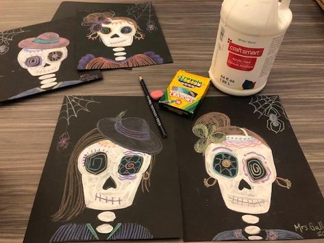 Halloween Art- Painted Skeletons - Art Teacher in LA Halloween Art Lessons, Skeletons Halloween, Halloween Art Projects, October Art, Middle School Art Projects, Halloween Kunst, Fall Art Projects, 6th Grade Art, 4th Grade Art