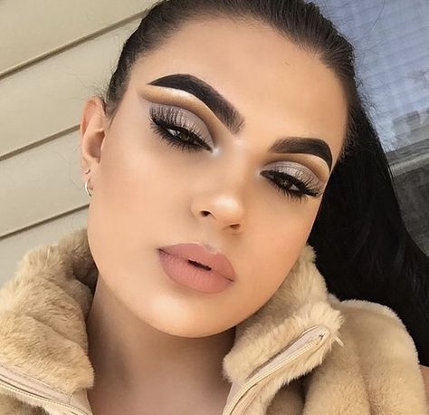 Maquillaje Cut Crease, Stunning Eyes, Cut Crease, Makeup Inspo, Maquillaje De Ojos, Makeup Ideas, Tik Tok, Sofia, Makeup Looks