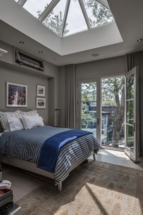 Bedroom With Sunroof, Bedrooms With Skylights, Skylights Ideas Ceilings Bedroom, Bedroom With Skylight Ceilings, Ceiling Window Bedroom, Skylights Bedroom, Glass Roof Bedroom, Sky Lights Bedroom, Skylight In Bedroom