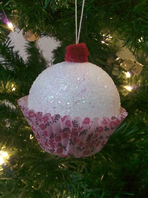 Christmas Tree Decorations Diy Ornaments, Christmas Ball Ornaments Diy, Christmas Candyland, Candy Decorations Diy, Pink Christmas Wreath, Diy Christmas Candy, Christmas Arts, Candy Christmas Tree, Pink Christmas Ornaments