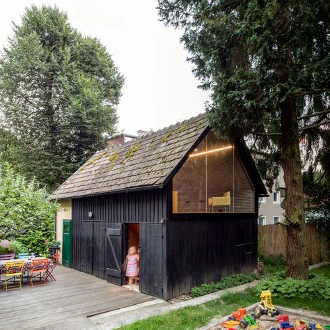 Ten "playful and beautiful" garden studios from around the world Black Shed, Toronto Architecture, Brick Garden, London Architecture, Work Horses, Casa Container, Patio Interior, Garden Studio, Back Gardens