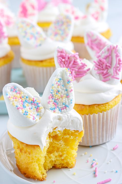 These Easter Bunny Cupcakes are just the cute treat the kids will love both making and eating for Easter. These cupcakes will turn heads and wake up taste buds with their smooth lemon flavor. Easter Cake Designs, Easter Desserts Cake, Bunny Desserts, Easter Cupcakes Easy, Easter Deserts, Tårta Design, Easy Easter Treats, Easter Bunny Cupcakes, Spring Cupcakes