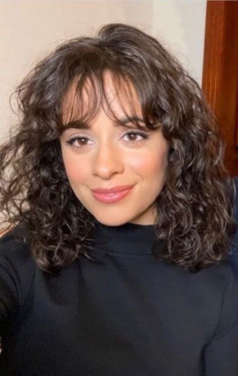 Wispy Bangs Round Face, Round Face Curly Hair, Short Layered Curly Hair, Cabello Hair, Bangs For Round Face, Short Curly Haircuts, Haircuts For Wavy Hair, Haircuts For Curly Hair, Wispy Bangs