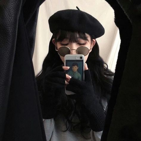 Black Beret Outfit, Beret Aesthetic, Beret Girl, Grunge Photos, White Beret, Beret Outfit, Black Beret, Concert Looks, Soft Clothes