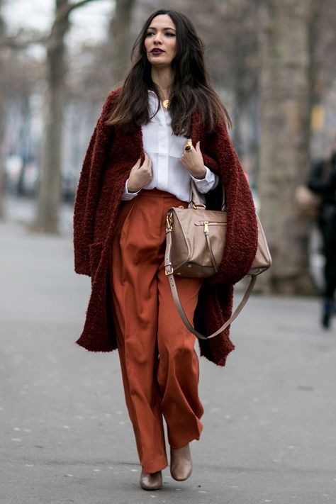 Great Winter Alternatives To Summer Colours Deep Winter Palette Outfits, Sunset Fashion, Street Style 2015, Look Winter, Autumn Sunset, Assistant Principal, Orange Pants, Orange Outfit, Couture Mode