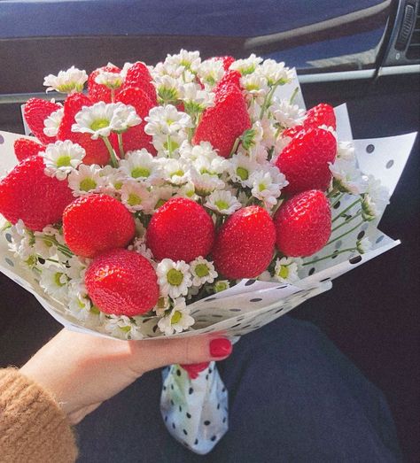 Daisies And Strawberries, Cottagecore Strawberry Aesthetic, Strawberry Pictures Aesthetic, Strawberry Picnic Aesthetic, Buah Strawberry Aesthetic, Strawberry Daisy Party, Strawberry Things Aesthetic, Strawberry Aestethic, Strawberry Core Aesthetic