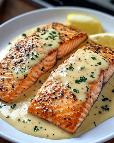 Salmon Sauce Creamy, Fine Dining Fish Recipes, Gordon Ramsay Salmon, Receta Salmon, Creamy Lemon Garlic Sauce, Baked Salmon Fillet, Salmon Sauce Recipes, Lemon Salmon Recipes, Salmon Recipes Easy