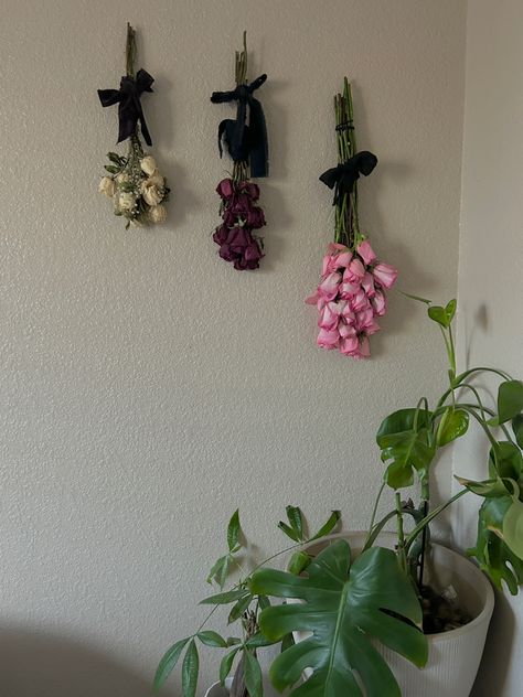 Flowers Upside Down Hanging, Hanging Dried Flowers Wall, Hanging Dried Flowers Decor Bedroom, Hang Dried Flowers On Wall, How To Hang Dried Flowers On Wall, Save Roses Dried Flowers, Dead Flowers On Wall, Dried Rose Decoration, Dried Roses On Wall