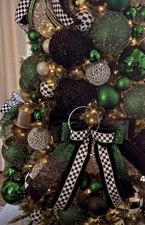 Black And Green Tree Christmas, Black Christmas Tree With Green Ornaments, Black And Green Xmas Tree, Green Gold Black Christmas Tree, Dark Green And Black Christmas Decor, Christmas Tree Ideas Hunter Green, Black Green Christmas, Black Green Christmas Tree, Emerald Green And Black Christmas Tree