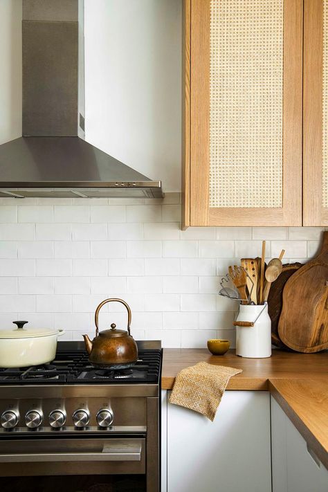 Wooden Benchtop Kitchen, Wooden Benchtop, Timber Benchtop, Traditional Kitchen Ideas, Design Kitchen Island, Traditional Home Decorating, Timber Kitchen, Brick Look Tile, Kitchen Benchtops