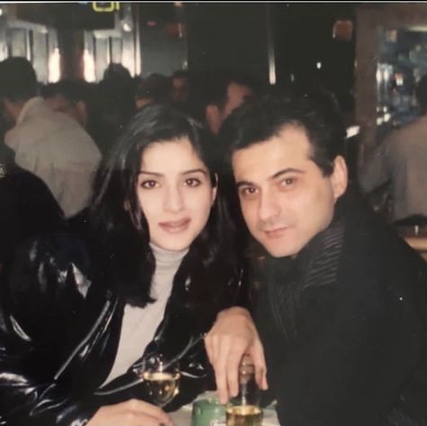 Maheep Kapoor, Bollywood 90s, Bridal Boutique Interior, Sanjay Kapoor, Vintage India, Boutique Interior, Fashion Poses, Bridal Boutique, Couple Goals