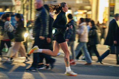 Leo Cackett | @isa.yasmijn running on Oxford street | Instagram City Running Photography, Runner Aesthetic Girl, Running Motivation Aesthetic, Running Nyc, Jogging Aesthetic, Run Motivation, Running Inspo, Workout Athlete, Marathon Prep