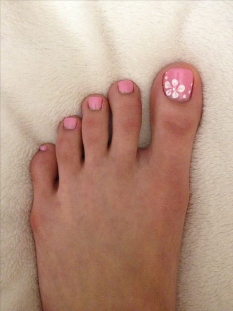 Pretty toe nail polish! Simple Summer Pedicure Ideas, Heart Pedicure, Tacky Nails, Nails Hacks, Flower Pedicure, Flower Toe Nails, Nails Shapes, Pink Toe Nails, Pedicure Designs Toenails