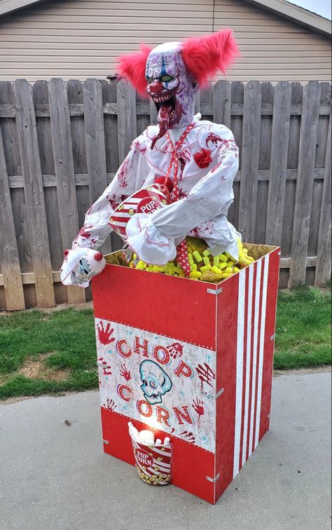 Evil Clown Halloween Decorations, Scary Clown Yard Decorations, Diy Carnevil Halloween, Clown Decorations Carnival Themes, Clown Props Diy, Clown Halloween Party Ideas, Halloween Carnevil Ideas, Diy Carnevil Props, Halloween Yard Displays Scary