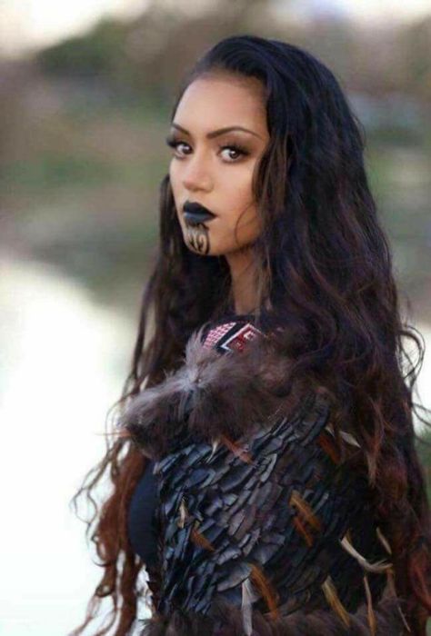 Polynesian Hair, Maori Face Tattoo, Striking Faces, Polynesian People, City Inspiration, Maori People, Polynesian Art, Māori Culture, Art Outfits