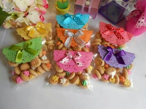 Cute.. Doorgift Ideas Goodie Bags, Doorgift Ideas, Budget Friendly Wedding Favours, Jam Wedding Favors, Wedding Doorgift, Wedding Favour Jars, Indian Wedding Gifts, Dollar Tree Gifts, Terrarium Wedding