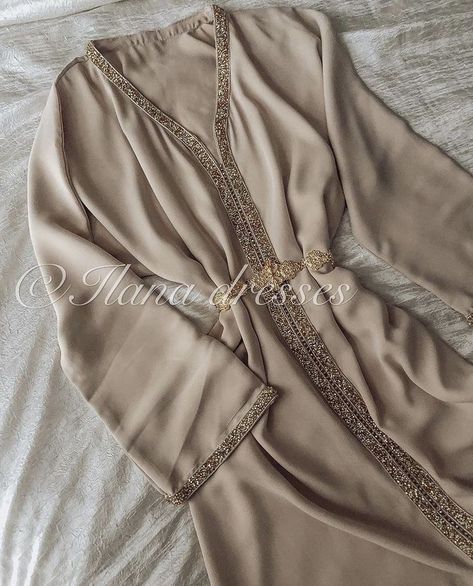 Caftan Simple, Morrocan Fashion, Moroccan Clothing, Moroccan Kaftan, Moroccan Fashion, Muslim Fashion Hijab Outfits, Muslim Outfits Casual, Muslim Women Fashion, Mode Abaya