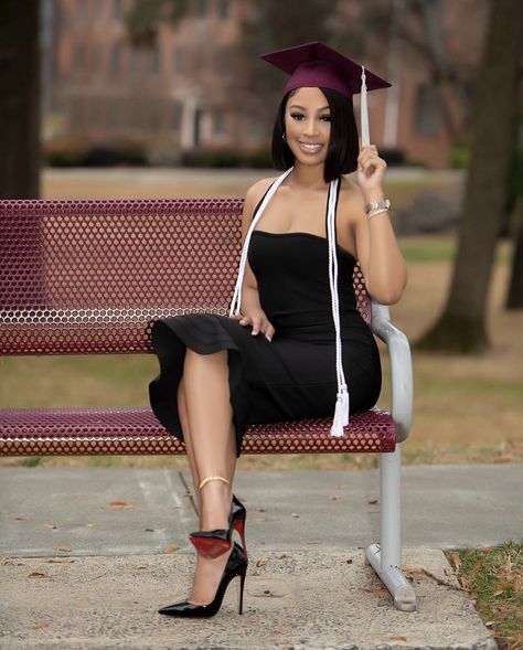 Formal Ceremony Outfit, All Black Graduation Outfit, Black Graduation Dress Black Women, Graduation Outfit Ideas University 2023, High School Senior Picture Outfits, Business Woman Graduation Photos, Graduation Photos Outfit Ideas, College Graduation Photoshoot Black Women, Grad Poses Photo Shoots Black Women