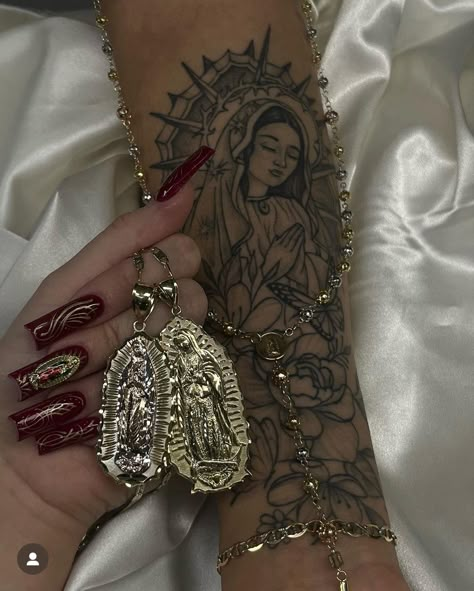 Virgin Marie Tattoo, Virgencita Nails Short, Virgencita Jewelry, Rosary Tattoo For Women Arm, Virgin Mary Tattoo For Women, Virgin De Guadalupe Tattoo Ideas, Chola Tattoo Ideas, Virgin Mary Nails, Virgencita Nails