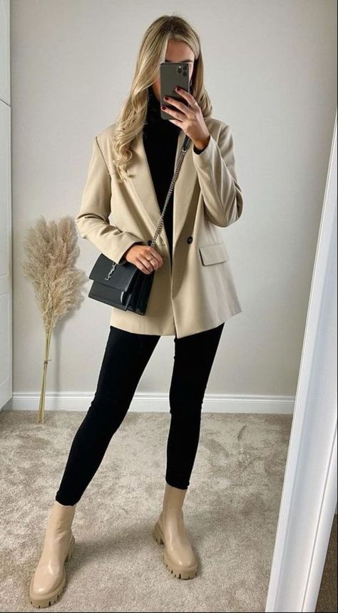 Cream Combat Boots Outfit Fall, Winter Outfits With Chunky Boots, Beige Chealse Boots Outfit, Beige Chunky Boots Outfit, Beige Booties Outfit, Nude Chelsea Boots, How To Style Chelsea Boots, Chunky Boots Outfit, Beige Boots Outfit