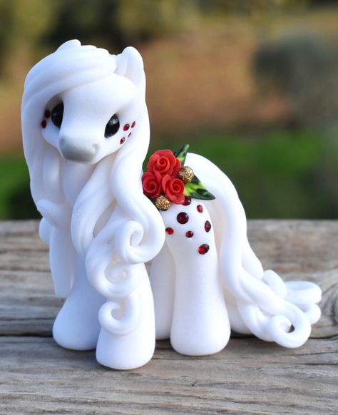 Polymer Clay Models, Clay Sculpture Ideas Cute, Horse Clay Art, Love Clay Art, Clay Animals Cute, Polymer Clay Sculpture Ideas, Cute Polymer Clay Animals, Cute Clay Animals, Cute Clay Sculptures