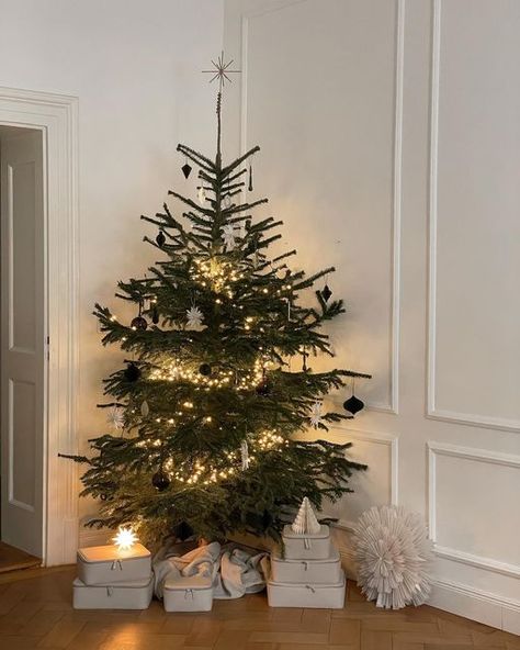 Minimalist Holiday Decor, Minimal Christmas, Home Organizing, Christmas Decor Inspiration, Christmas Tree Inspiration, Christmas Feeling, Christmas Inspo, Giveaway Time, Merry Christmas To All