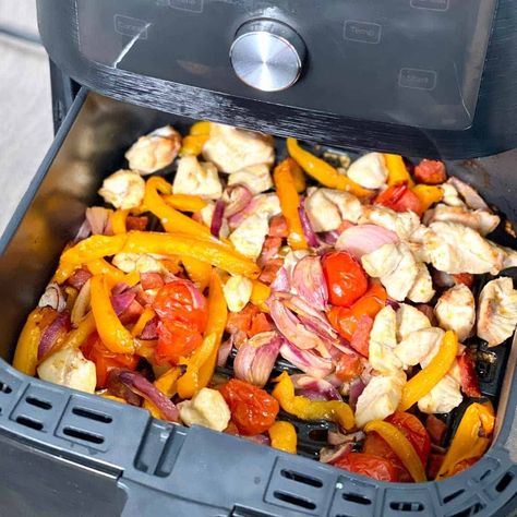 Air Fryer Chicken and Chorizo Delicious, easy and quick with the lovely touch of the chorizo Air Fryer Chorizo, Chorizo And Chicken Recipes, Chicken Chorizo Bake, Spanish Chicken Chorizo, Chicken Chorizo Recipe, Chicken Chorizo Tray Bake, Spanish Style Chicken, Spanish Chicken And Chorizo, Airfryer Chicken