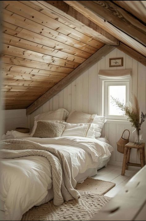 Cozy Cabin Bedrooms, Small Attic Room, Cabin Bedrooms, Attic Bedroom Designs, Small Attic, Casa Country, Attic Room, Attic Space, Attic Bedrooms