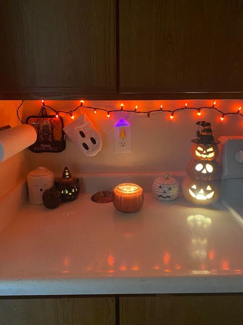 Fall Home Decor Simple, Halloween Themed Apartment, Halloween Decor Inside House, 90s Halloween Aesthetic Decor, Halloween Home Decor Living Room, Halloween Shopping Aesthetic, Fall Home Ideas, Small Halloween Decor, Cozy Aesthetic Home