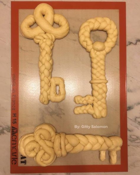 Challah Braiding, Easy Kosher Recipes, Feasts Of The Lord, Jewish Celebrations, Hanukkah Food, Bakers Gonna Bake, Braided Bread, Bread Shaping, Bread Art